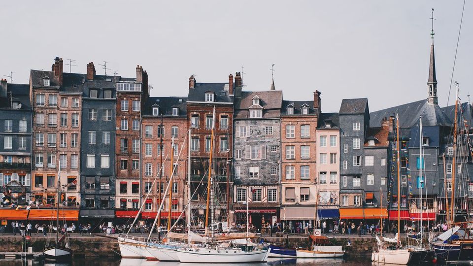 Façades et toits en ardoise du port de Honfleur, Seine-Maritime