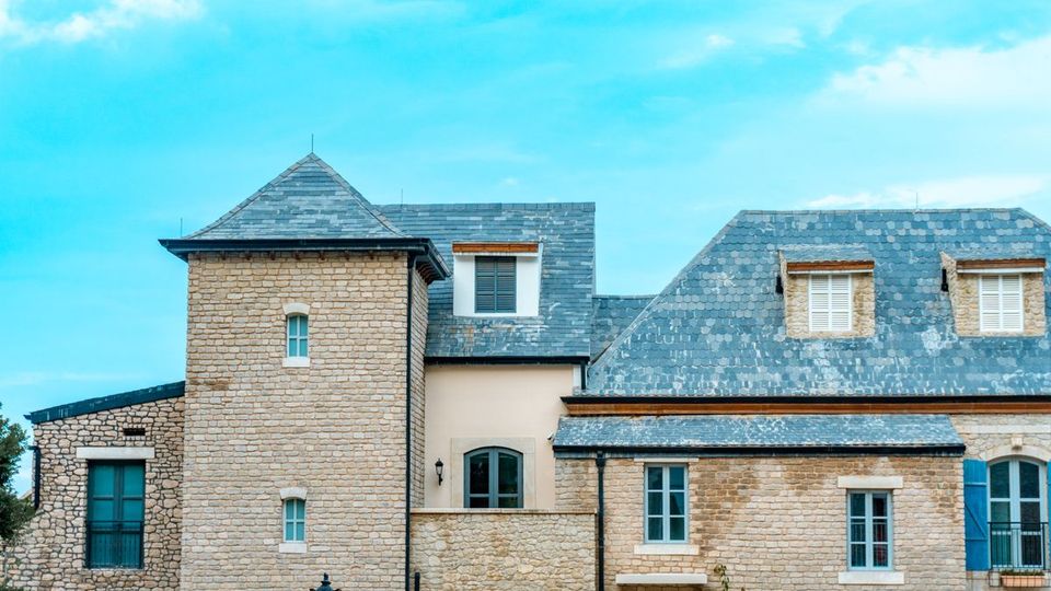 Manoir couvert en ardoise dans la Manche