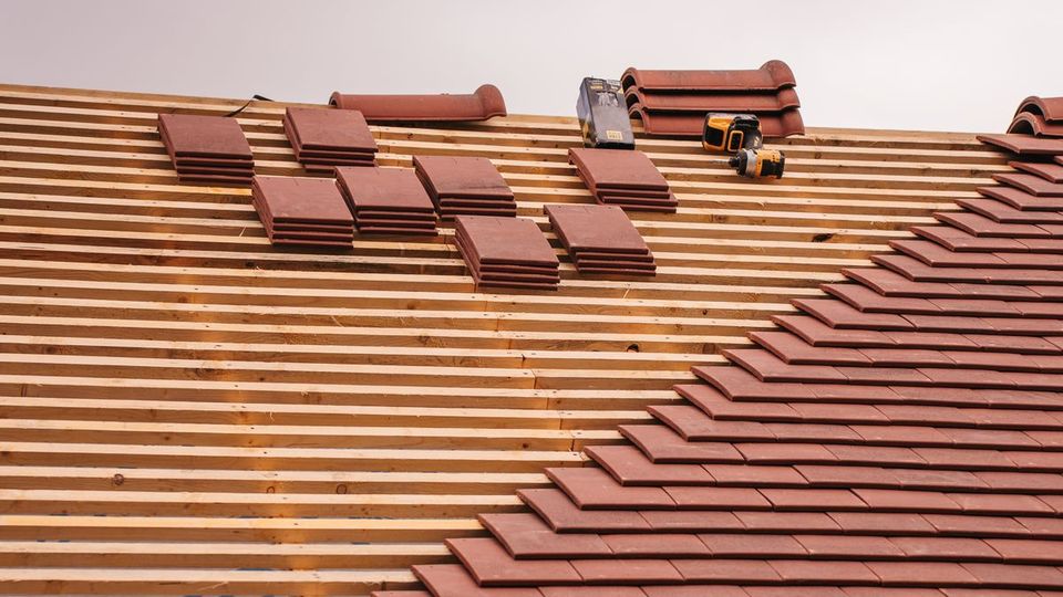 Pose de tuiles plates sur liteaux dans l'Orne