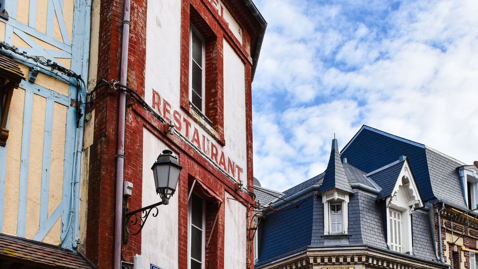 Rue de maisons à colombages et toitures pentues, secteur de Évreux